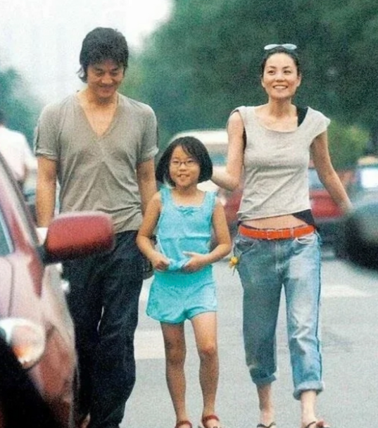 当年，李亚鹏为了能让王菲的女儿窦靖童进北京四中，在学校门口苦等了校长三个小时，始
