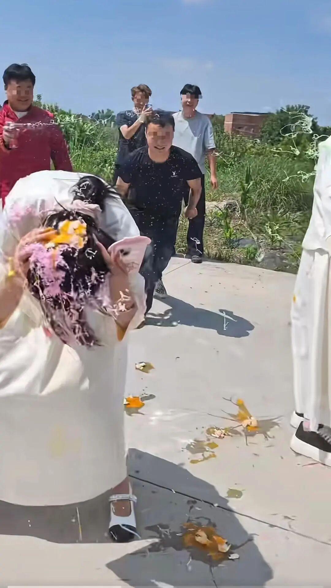 这还是婚闹吗，难道不是变相的“耍流氓”？7月12日，云南昭通市一段迎亲现场“婚