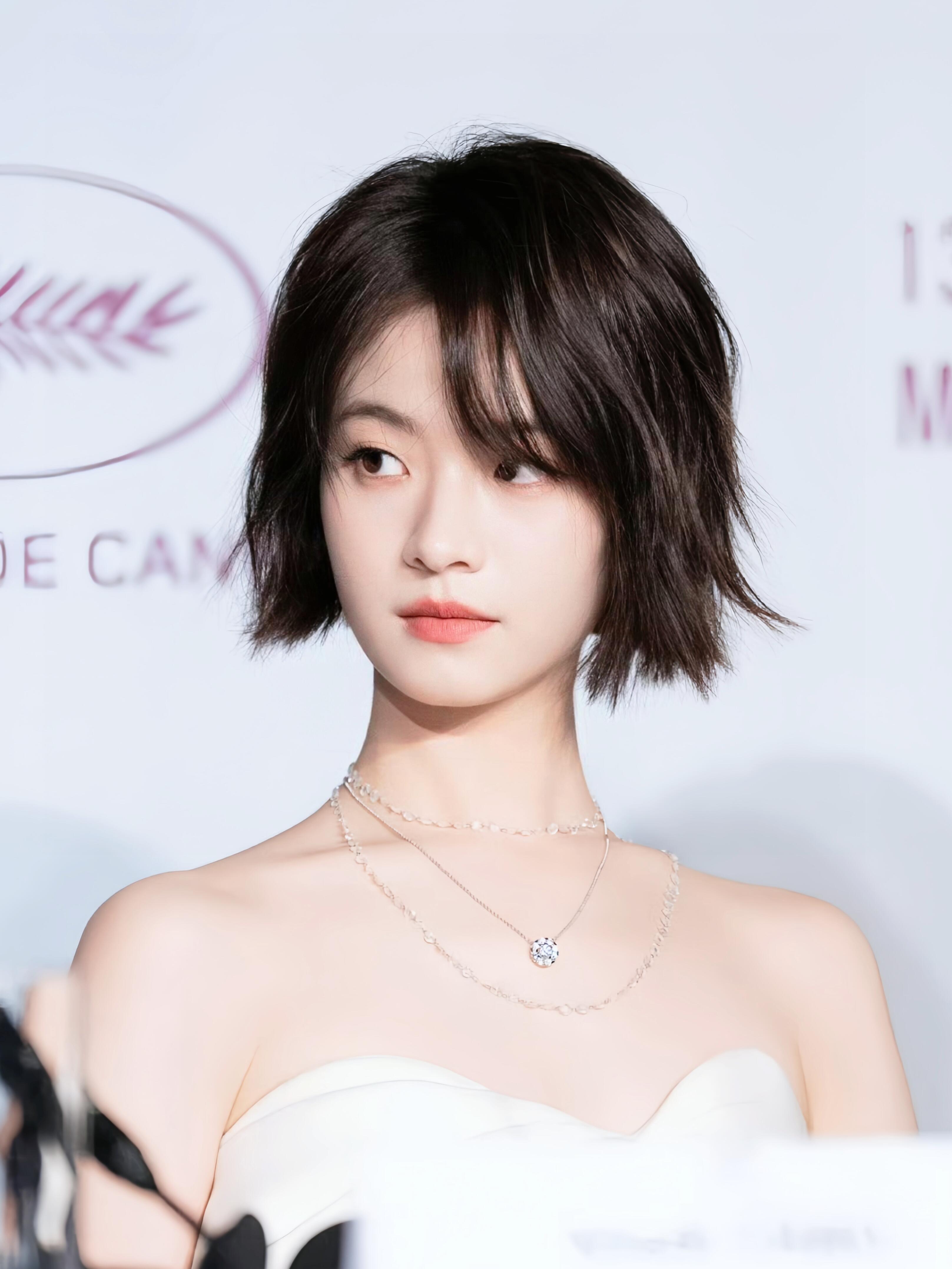 看《狂野时代》里她的篇章，莫名好懂。末日吸血鬼的脆弱与决绝，在她那个长镜头里一气