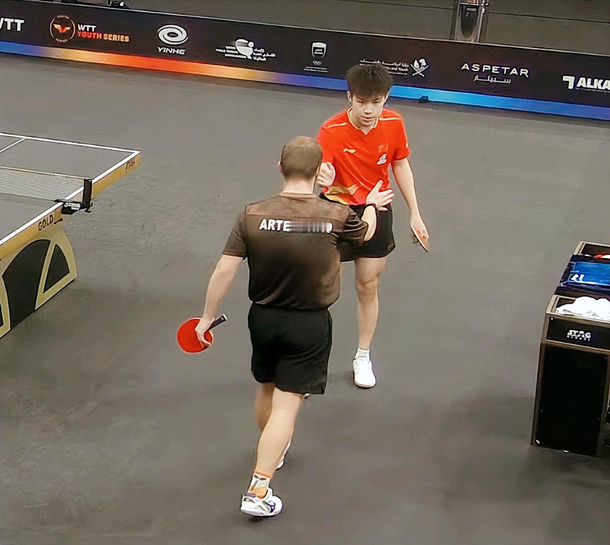 恭喜黄友政，3:1逆转黑马阿尔乔缅科，晋级决赛！第一局黄友政突然断电，连输