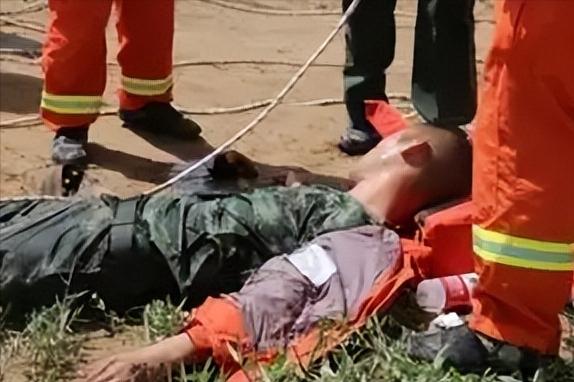 消防员李运飞接到警情，借助绳索前去救援，可被困的张阿姨却不停摆手哭喊：“不要来了