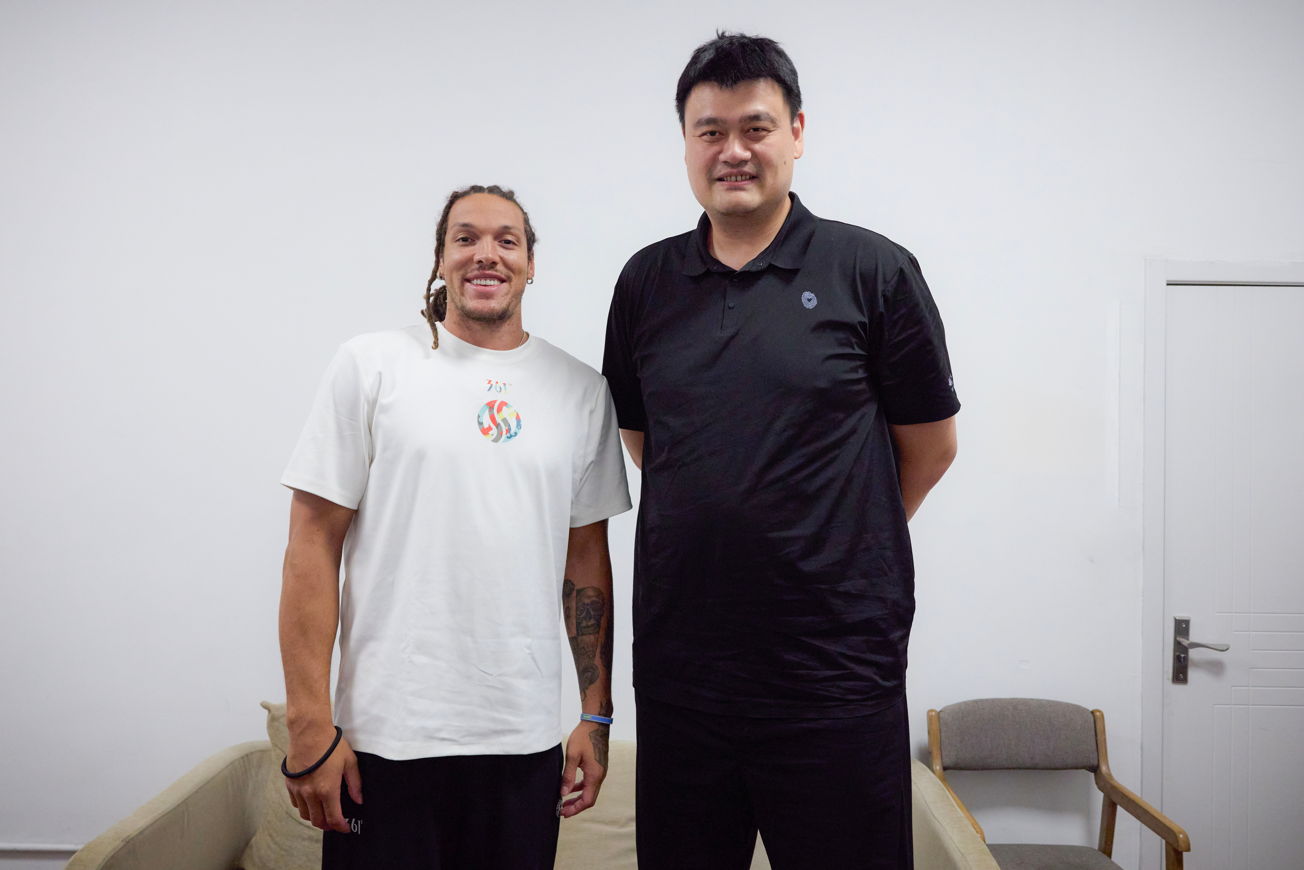 前方线报，戈登今天在上海拍摄361广告，姚明前来探班，两人聊了好一会，大姚惊现经