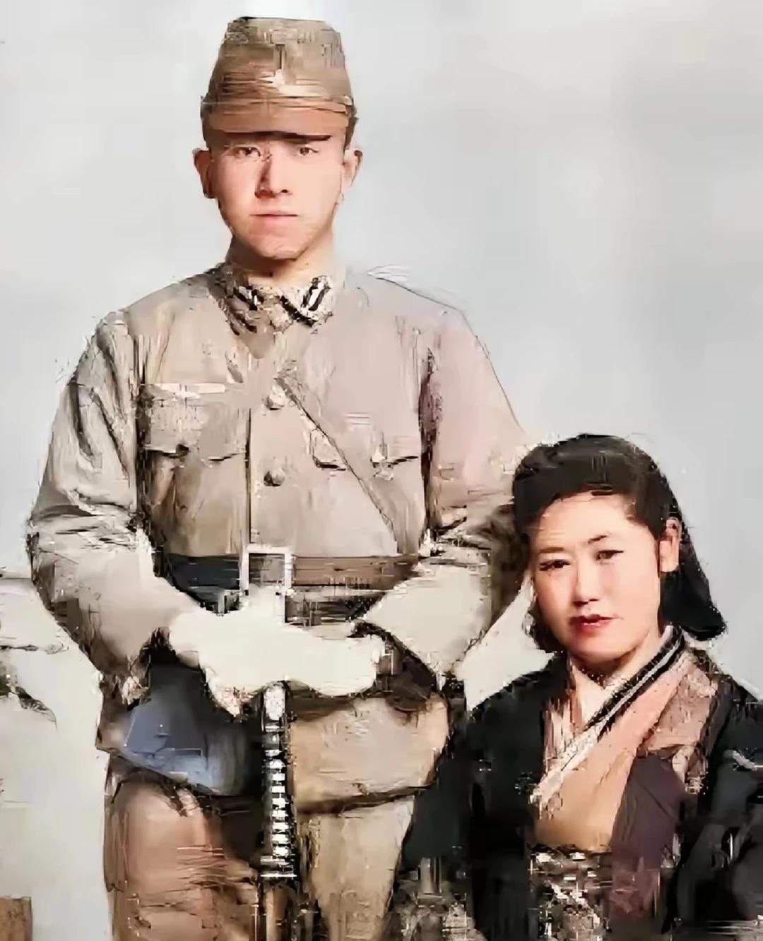 一名日本士兵上战场前，与自己的日本老婆合影留念，但今天看来就是日本侵华的铁证。