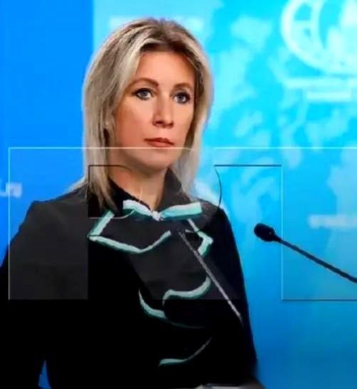 俄罗斯那个女发言人扎哈罗娃，干了件让全世界都看不懂的事。她当着所有媒体的面，