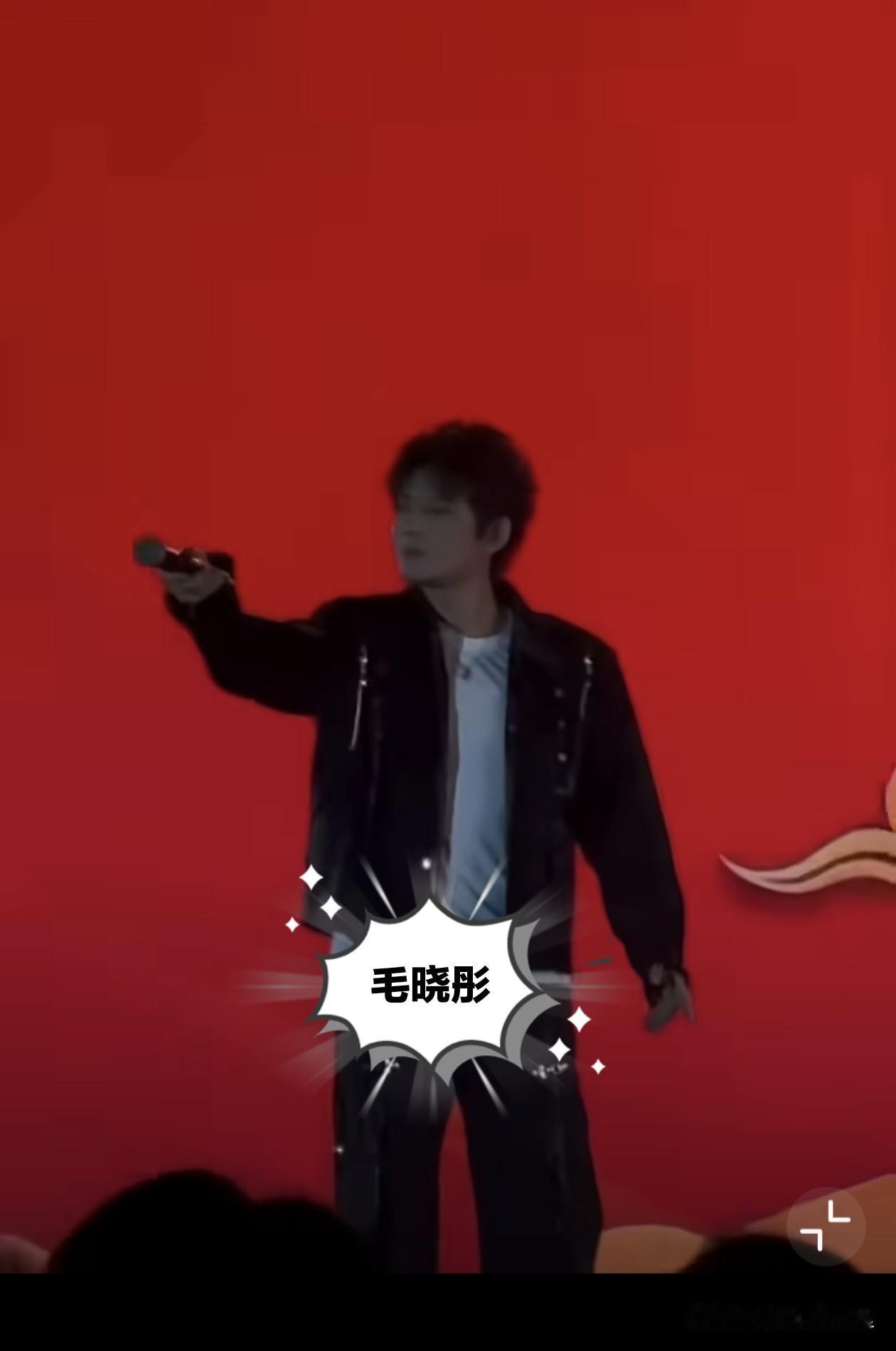 陈翔，太尴尬了！网传一段今年9月在四川艺术文化学院的迎新晚会上，陈翔上台和新
