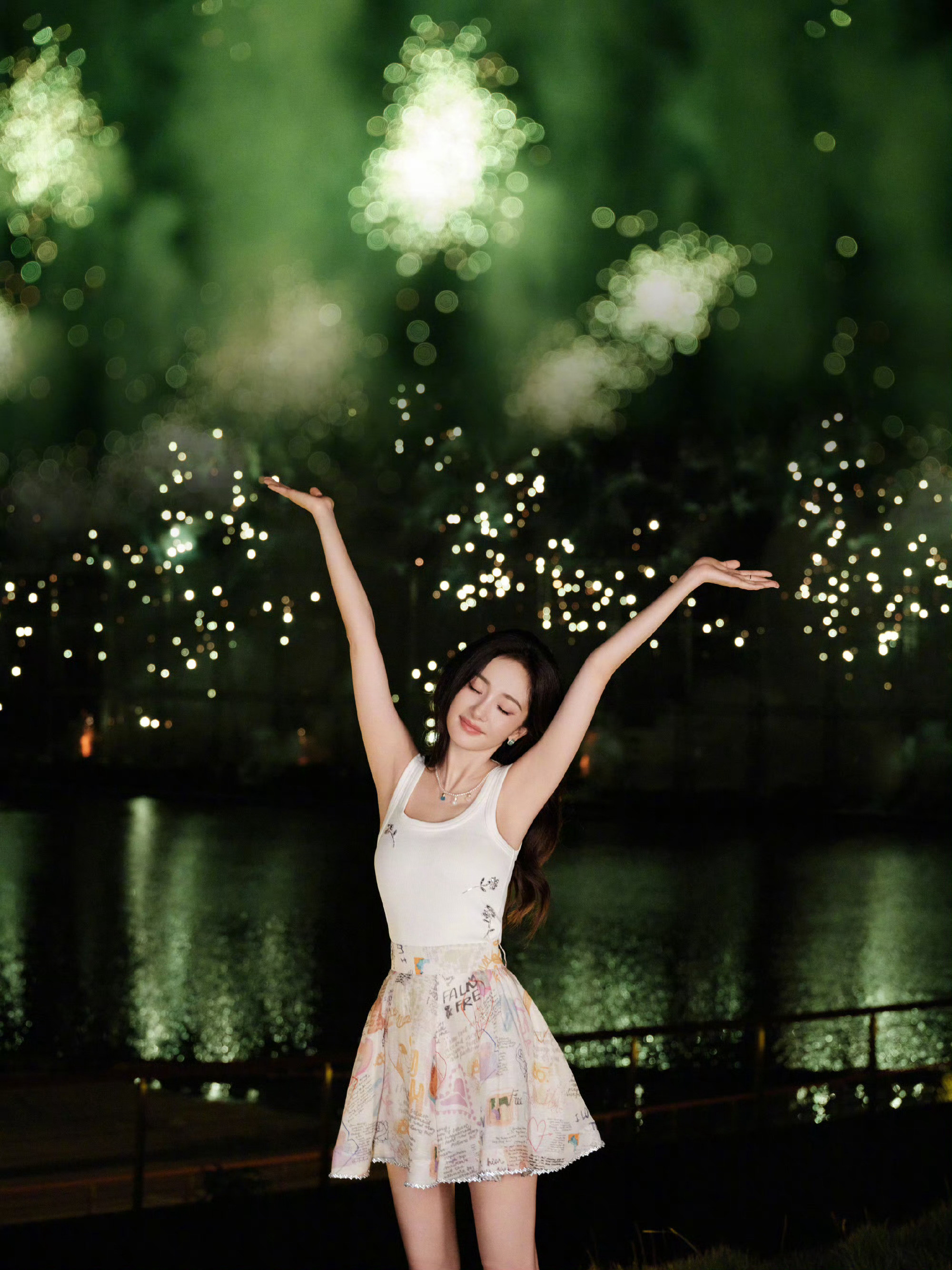 杨幂ym杨幂宁绣绣把白天的琐碎叠成纸船，让晚风载着烦恼飘远。美好的