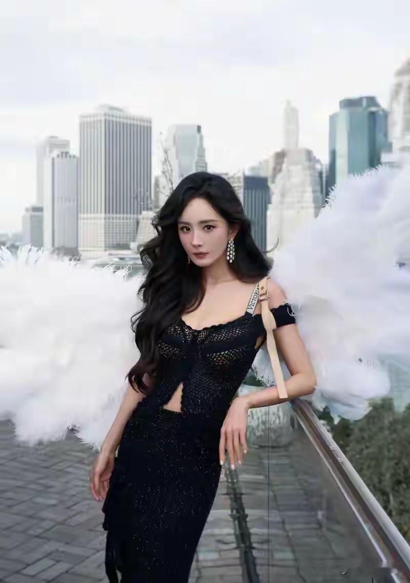 冯小刚很有远见，《抓特务》几年前就开拍了，历史感强，只是比张艺谋在深圳拍的现实反