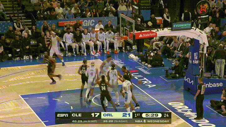 骑士巨星哈登真是饱受联盟的不公平待遇！在今天骑士客场挑战魔术的比赛中，当时比赛进