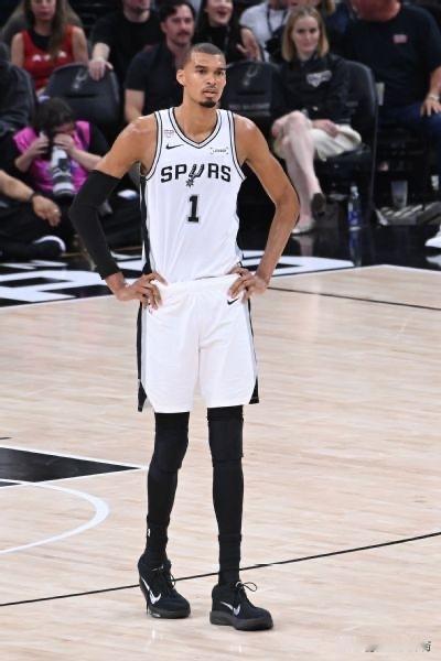 ESPN排今年季后赛最佳阵容：一阵：布伦森，亚历山大，OG阿奴诺比，唐斯，文班