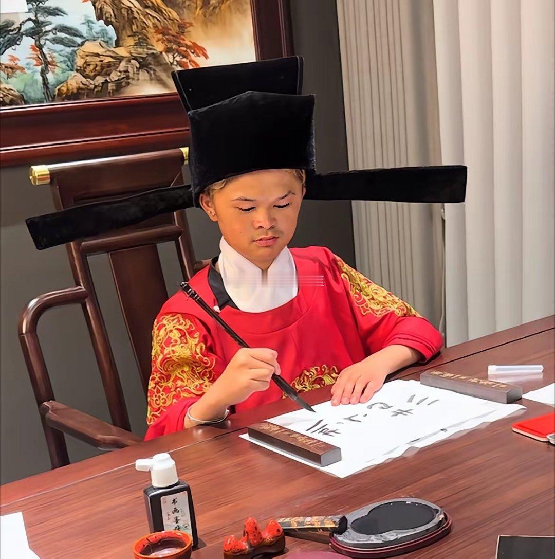 “小马云”范小勤太夸张！知名媒体锐评，发快递的“书法”达到百余份还穿宋朝的官服进