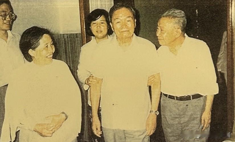 1985年夏，薛暮桥（右二）与陆定一（右一）在烟台留影。薛暮桥是中国经济学界的泰