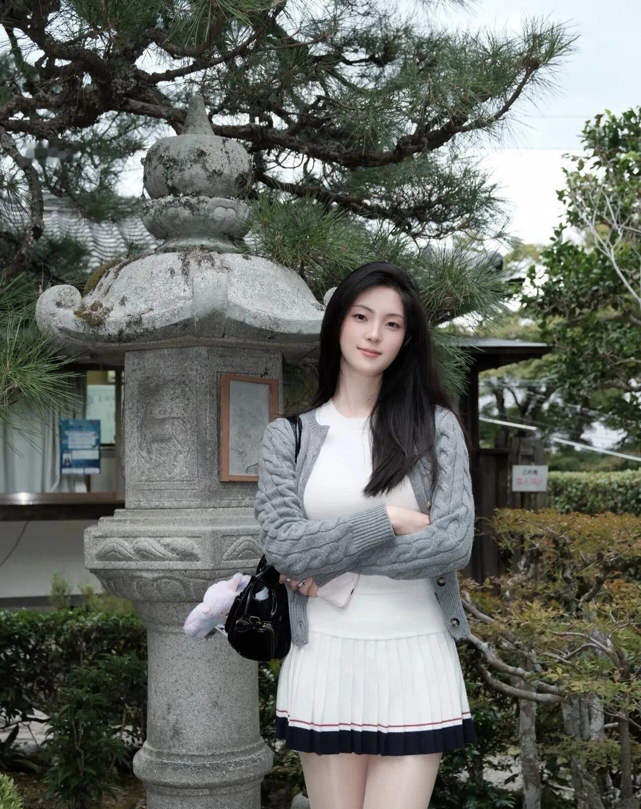 漫步在绿意盎然的庭院，每一步都踩着自然的韵律