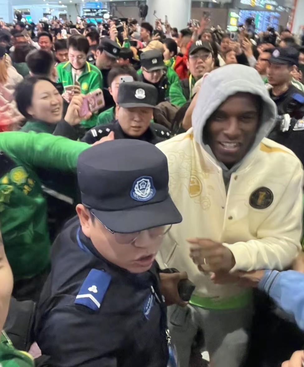 球迷大兴机场迎接球队凯旋，法比奥出现燃爆全场，多位保安簇拥下走出机场。北京国安俱