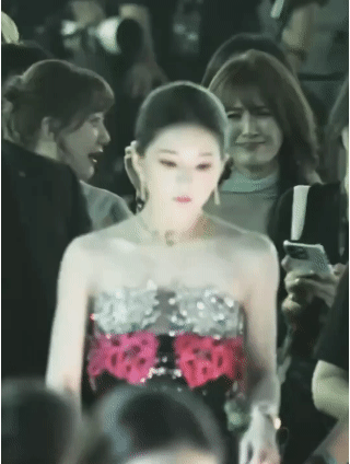 wok，赵露思这个走路气场好足啊，有多足呢？就是年冠女王的气场，侧脸也好好看