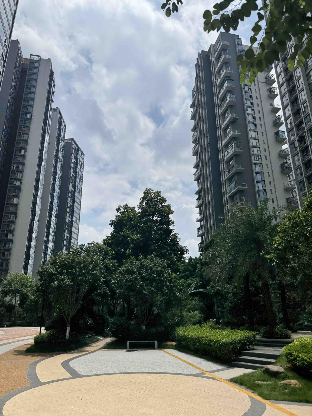百味杂陈啊，没想到是房子让我返了贫！今天是周六，孩子上补习班，下课把她送回家后