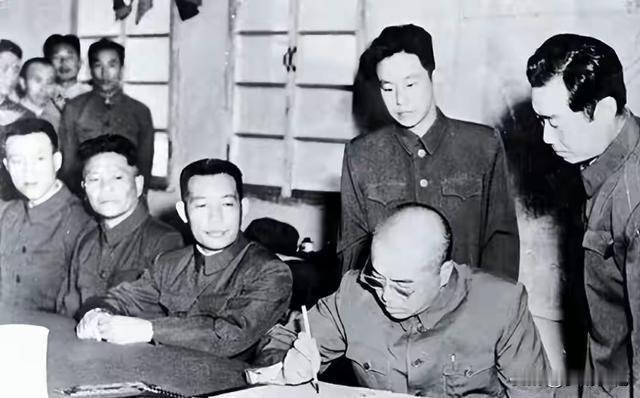 停战三个月志愿军不回家，反倒蹲守朝鲜捡废铁，英美记者笑出声，8600吨铜料后来去