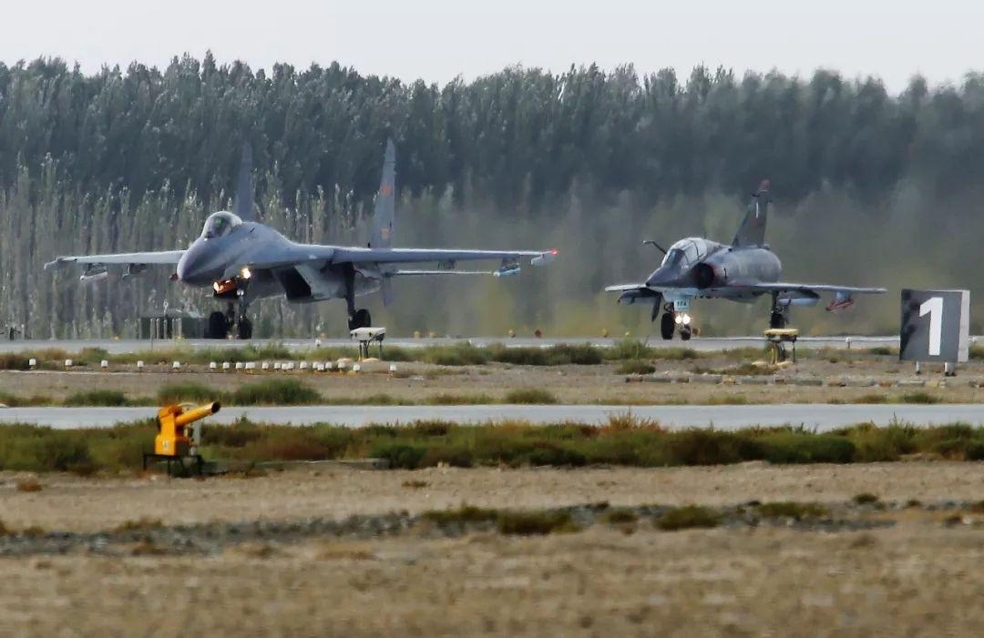 歼16团灭巴空军一整个编队，7年前战绩被翻出，巴基斯坦网友群情激奋要买歼16。但