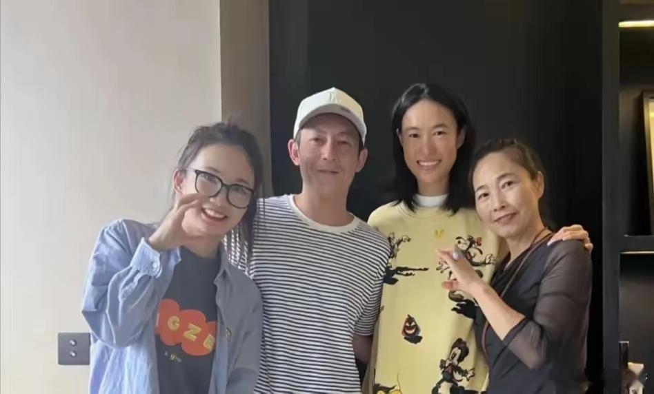 陈冠希陪老婆回河南老家探亲，打扮朴素老气，秦舒培素颜皮肤真好​​​