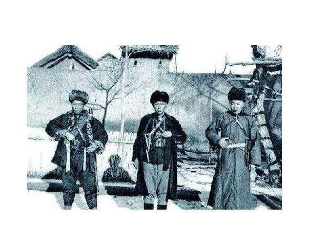 1965年，桑植县三个村民上山砍柴，看到一对男女坐在岩石上，三人惊呼：“这不是土