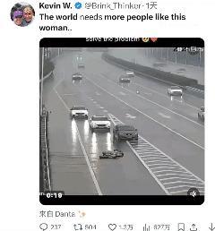 南京的这位女车主这段视频在推特上火了，好多国外博主都在分享这个视频，海外播放量都