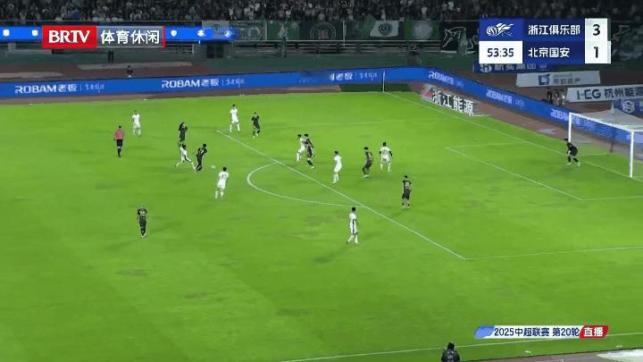 浙江队3比4北京国安三后卫继续被对方连续打成身后，四粒进球除了远射就是45度炸