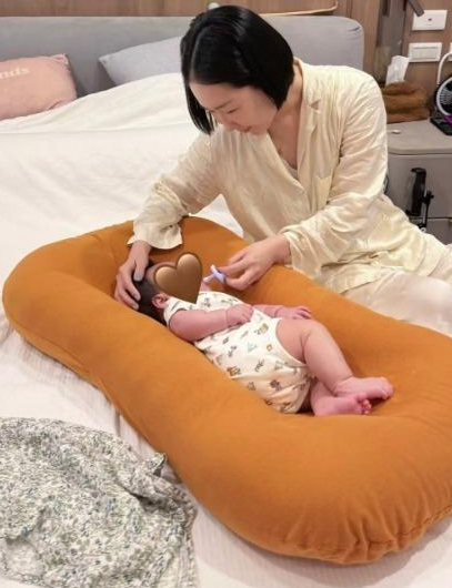 郝劭文二胎女儿三个月能睡整觉胳膊小腿似藕节超萌