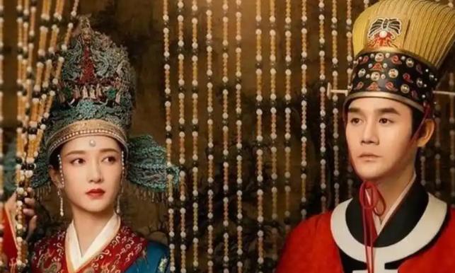 中国历史上唯一一次"生死两皇后"。1054年,皇后曹氏还活得好好的,宋仁宗硬是把