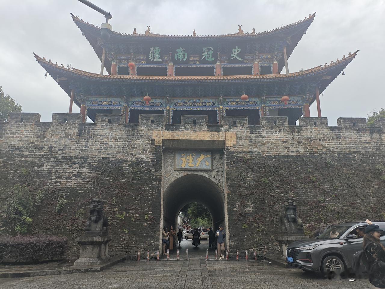 江城子36·大理古城烟雨苍山护古墙。石街凉，黛檐长。登楼极目，云漫叠青冈。