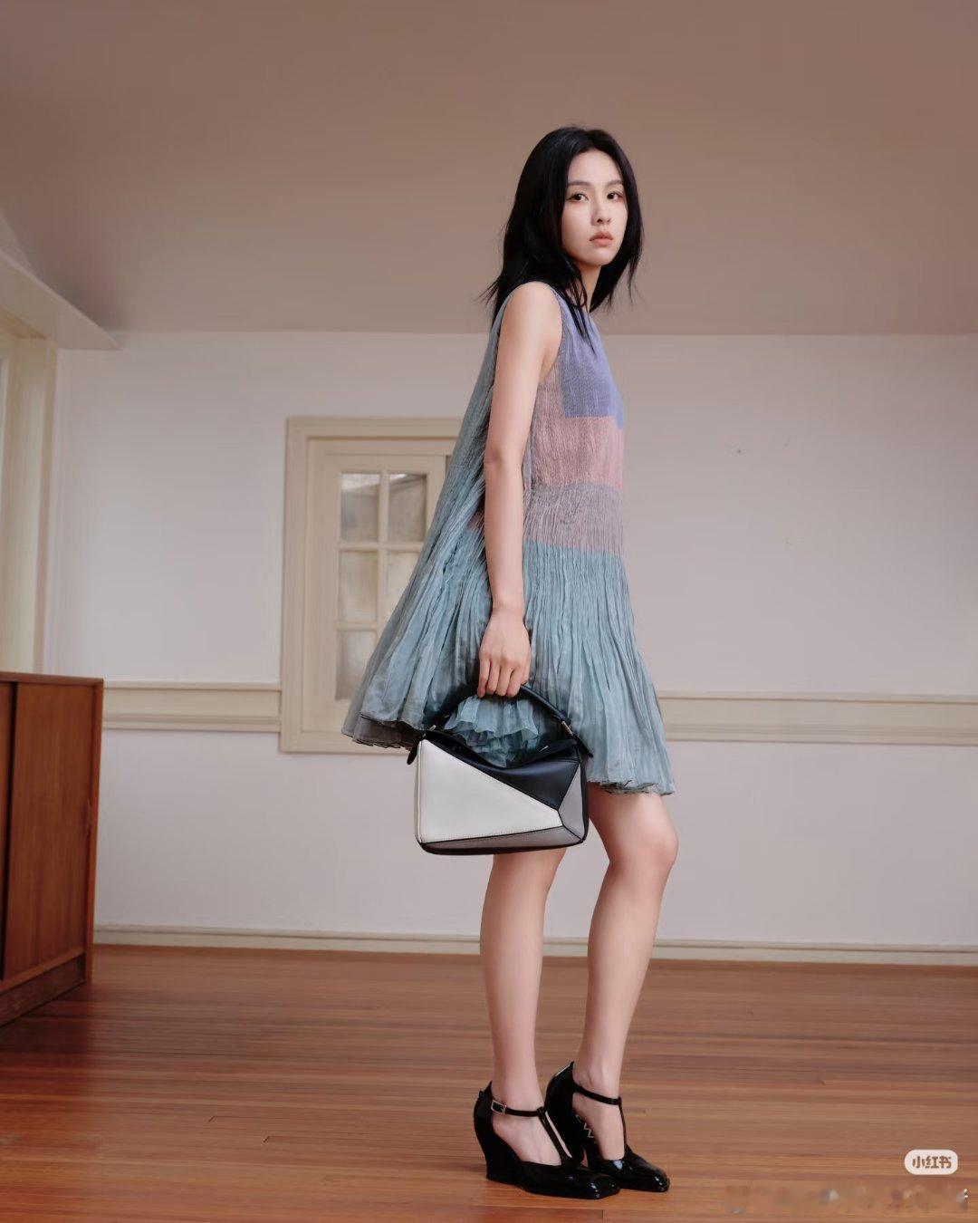 陈都灵、梁洁演绎LOEWE手袋​​​