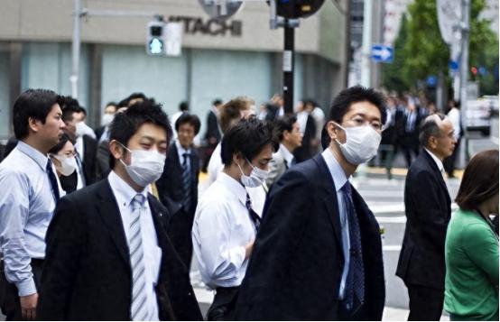 为什么全世界都在长高，日本人却越来越矮？按理说，日本是发达国家，国民不愁吃不愁喝