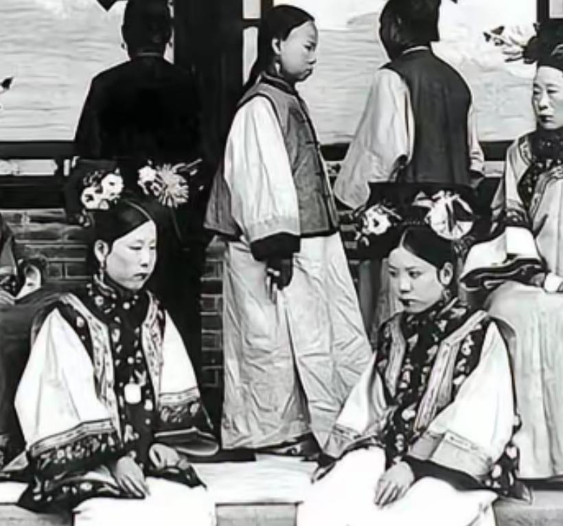 1903年秋，慈禧一句话，把身边19岁的大丫头赏给了六十岁的老太监。新婚当晚，老