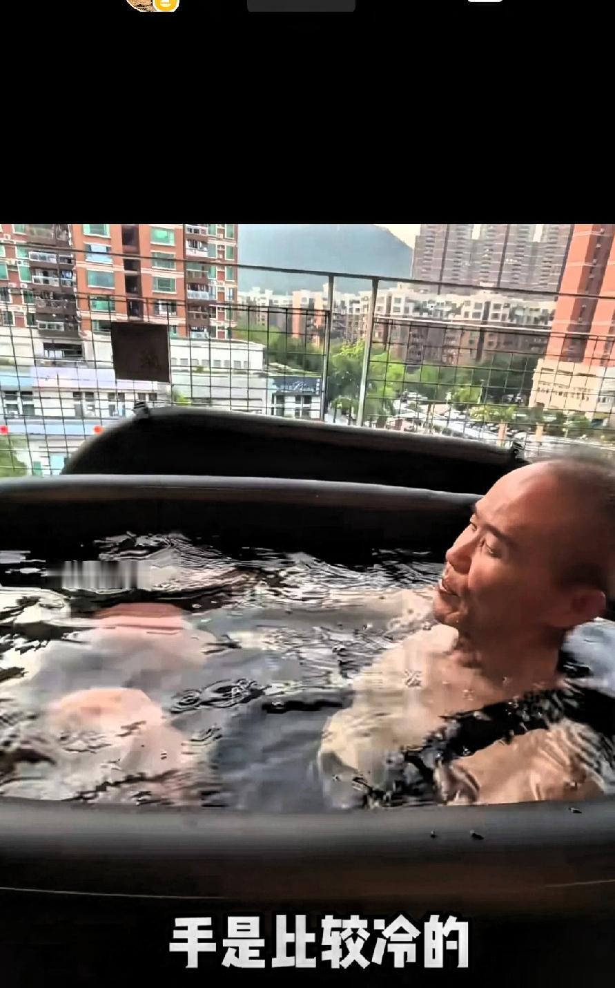 不得不佩服王石！刚运动完，就又跑去挑战泡冰浴了，看他在冰浴里笑着聊天的轻松状态