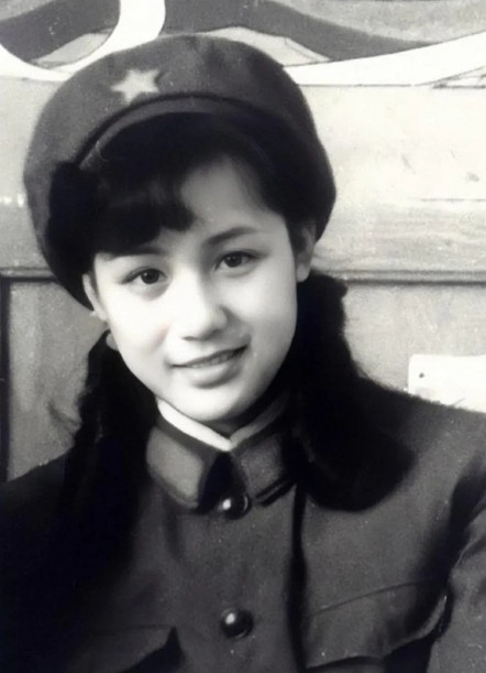 当年，《康熙王朝》正式开拍，李建群饰演“容妃”，饰演“惠妃”宫雪花却发文讽刺：“