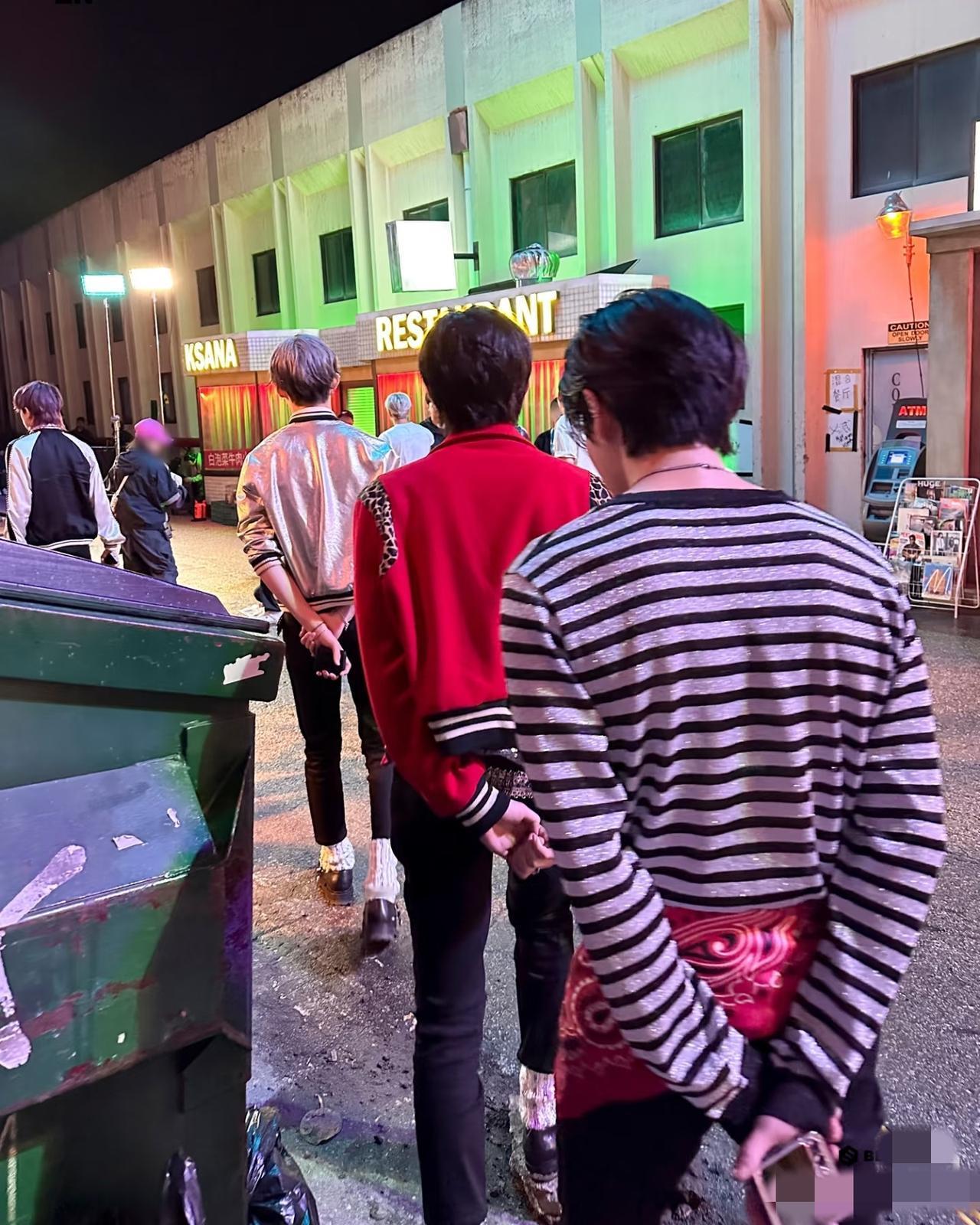 警察扫黄现场抓男女，男的说不是pc，是一见钟情，警察问，有转帐记录，男答，买礼物