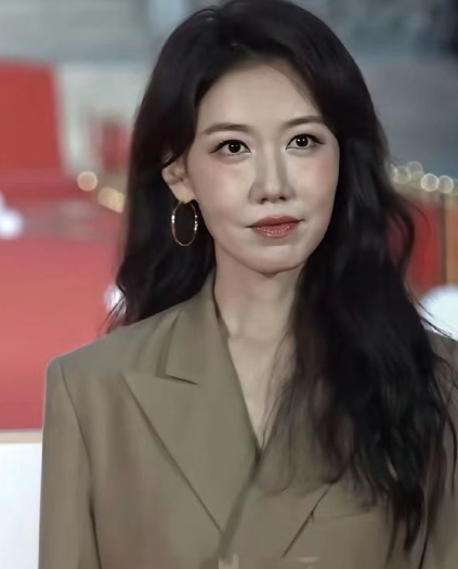 高露现在怎么这样了？感觉脸型都和以前不一样了，是不是减肥太狠了？胶原蛋白一流失，