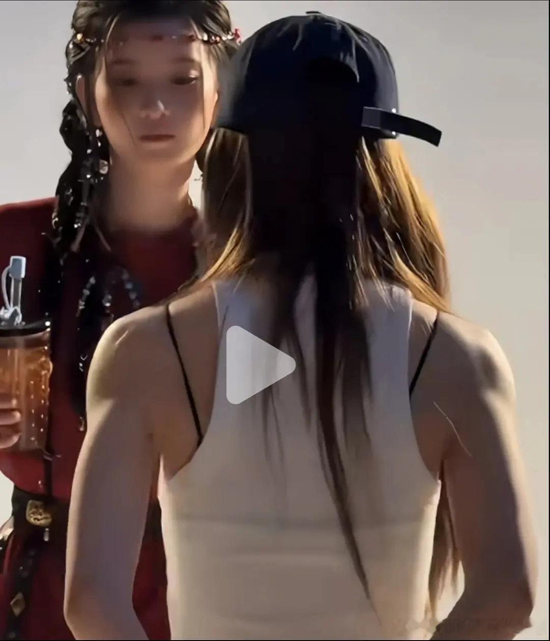 哇赵露思这个手臂的健身痕迹​