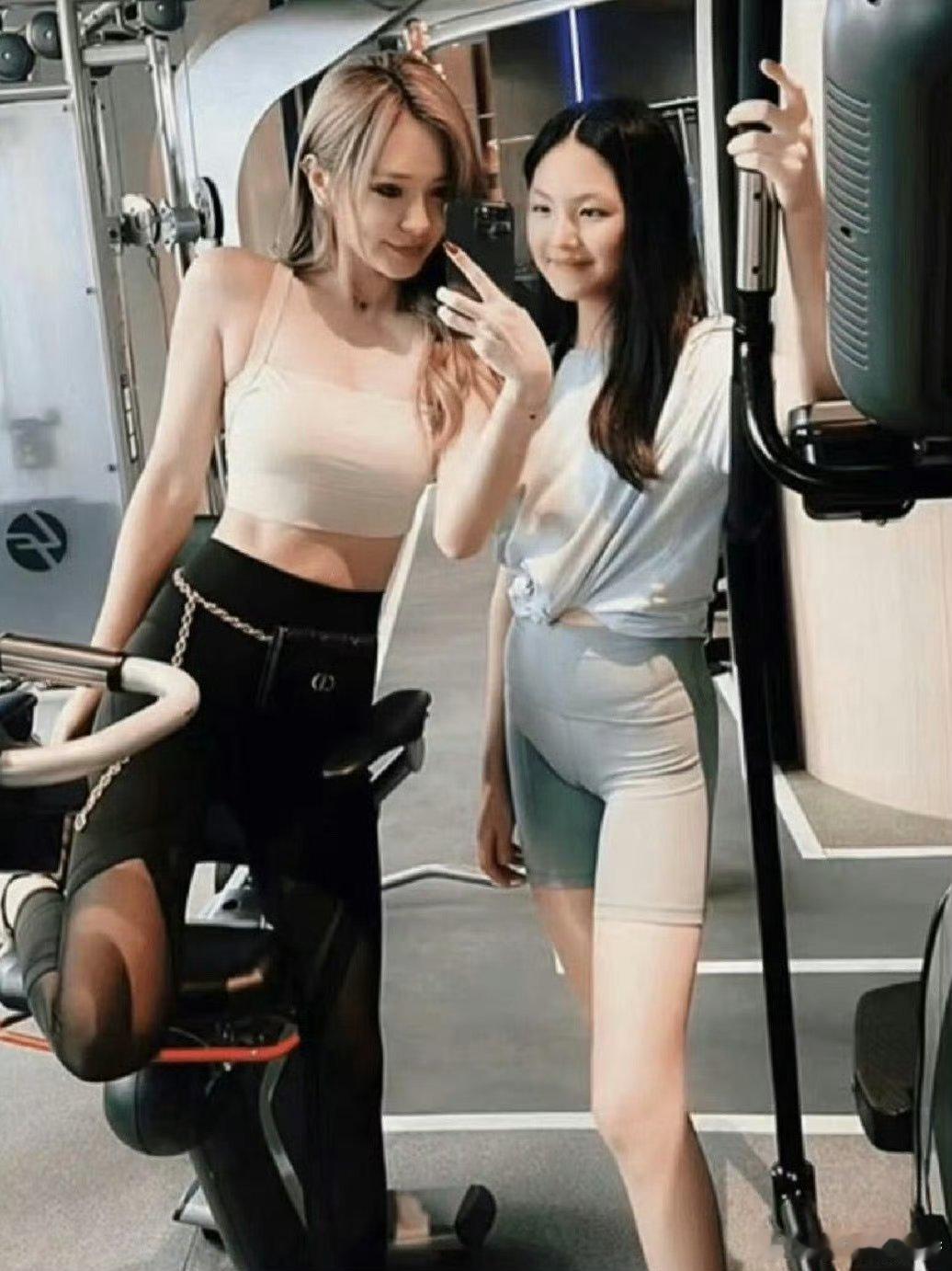王诗龄这双腿算得上内娱第一直了​​​​