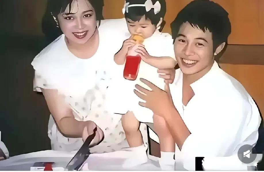 刷到一张80年代末的老照片破大防了！李连杰和原配黄秋燕抱着刚满周岁的女儿，画面温