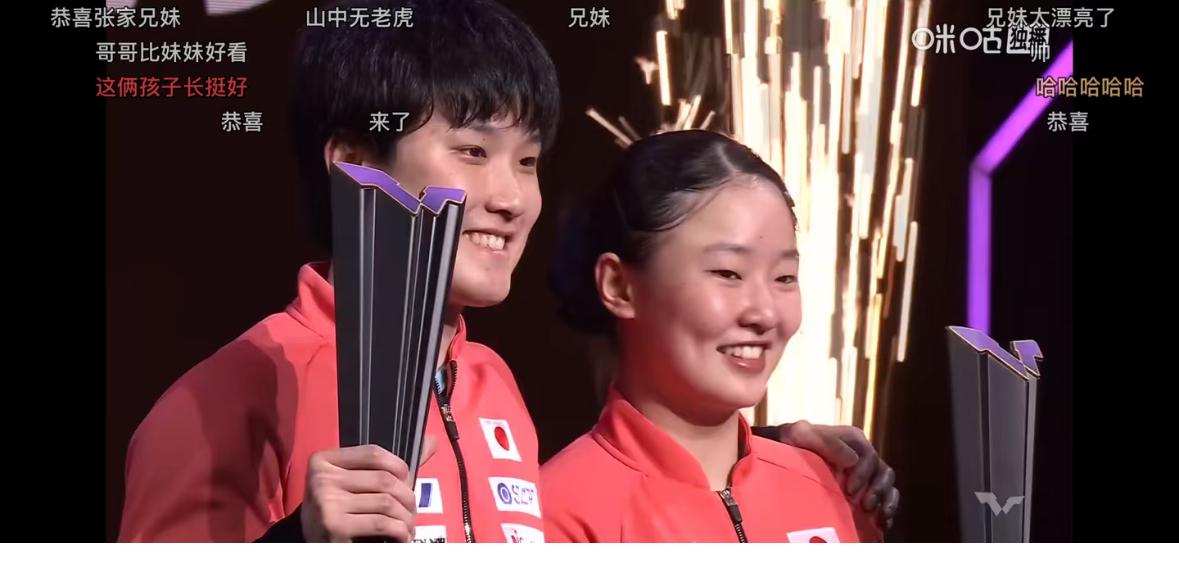张本智和搂着妹妹的肩膀共同登上领奖台，笑得开心！张本智和兄妹在领奖台同框，也