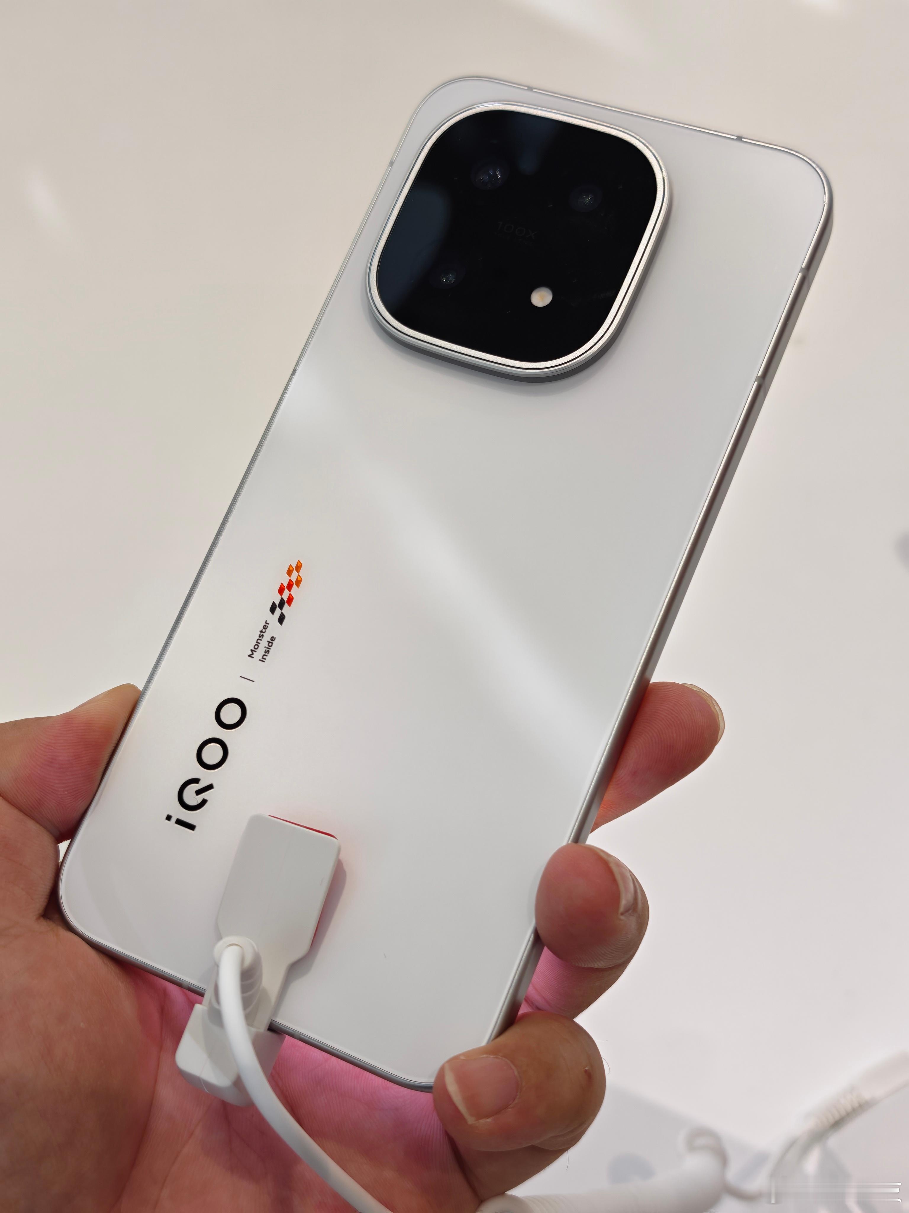 摸到iQOO15了，如何？​​​