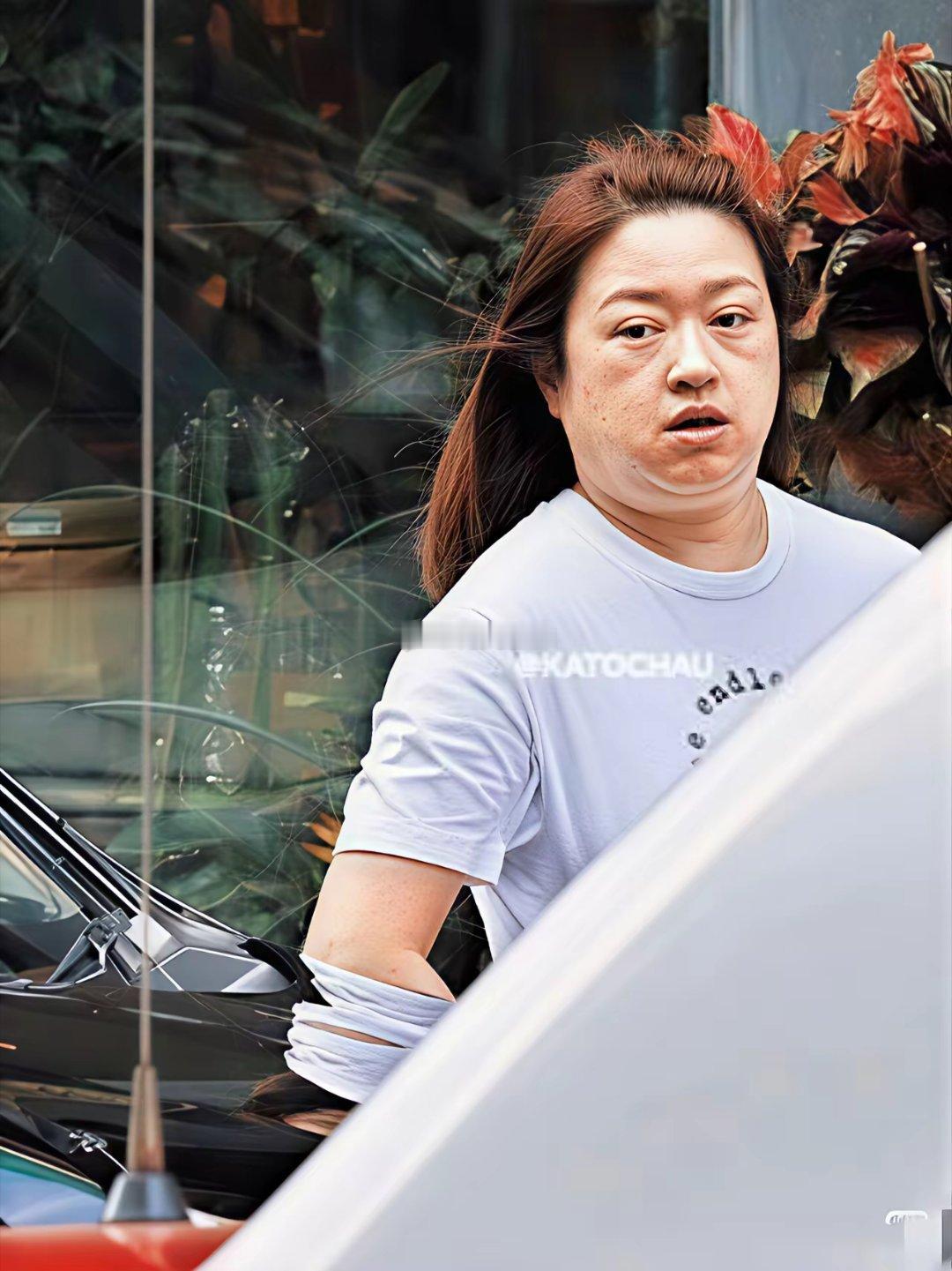 多少人曾爱慕你年轻时的容颜可知谁愿承受岁月无情的变迁谁还记得她吗？