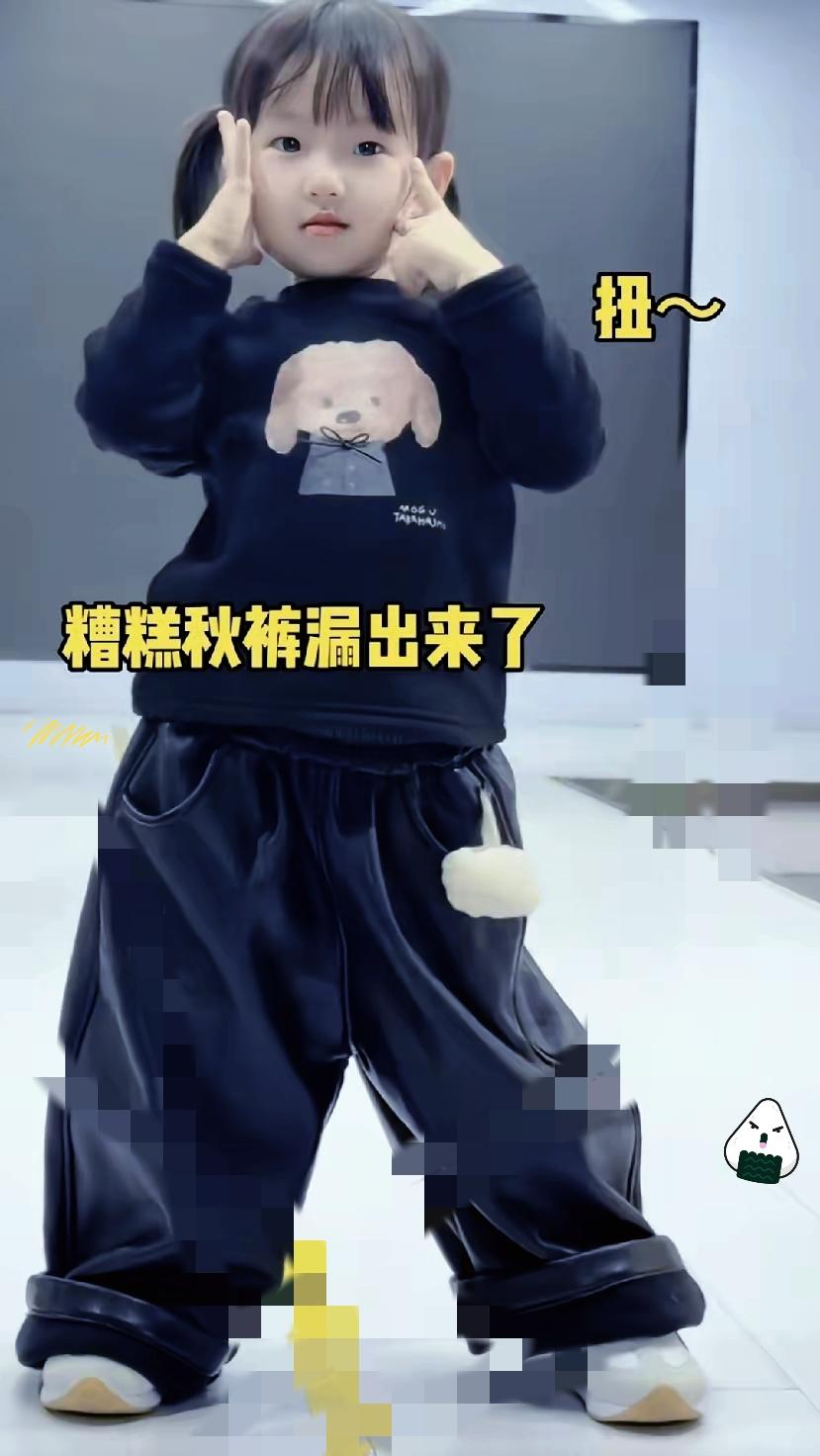 怪不得法国童装品牌会一眼相中闪闪，这气场真不是普通孩子能比的。小小年纪往T台上