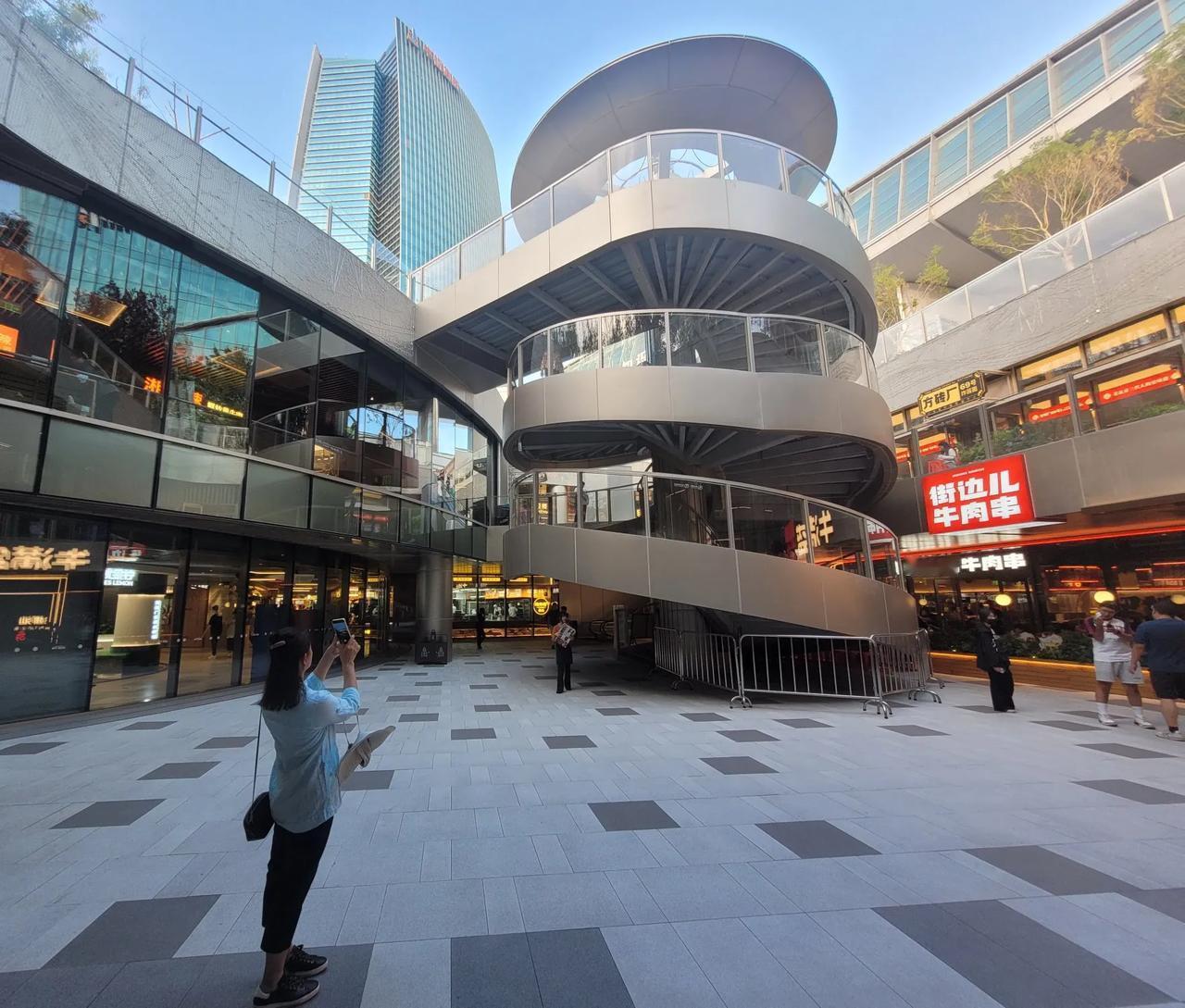 我逛中关村新建下沉广场：总感觉怪怪的，看不到蓝天白云，看不到地面风景与人流车流的