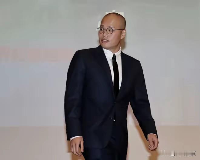 现在最伤心的人除了黎智英之外，应该就是他的小儿子黎崇恩了，他很清楚，他们一家都是