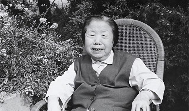 1992年7月11日，邓颖超去世后，她的秘书赵炜向中央提出了四个要求。然而，中央