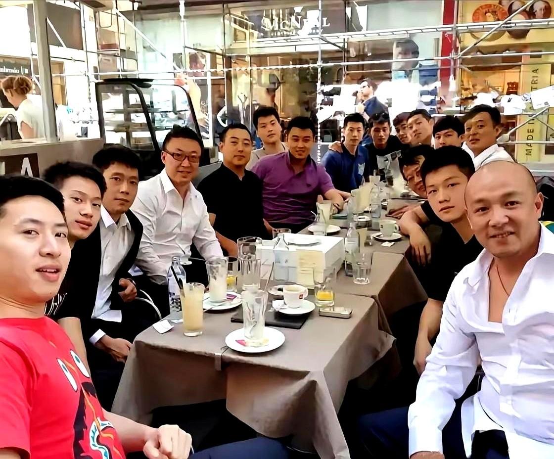 一众乒坛赫赫有名的教练员与球员的聚餐照：我第一眼就认出了马龙和周雨挨着镜头站着