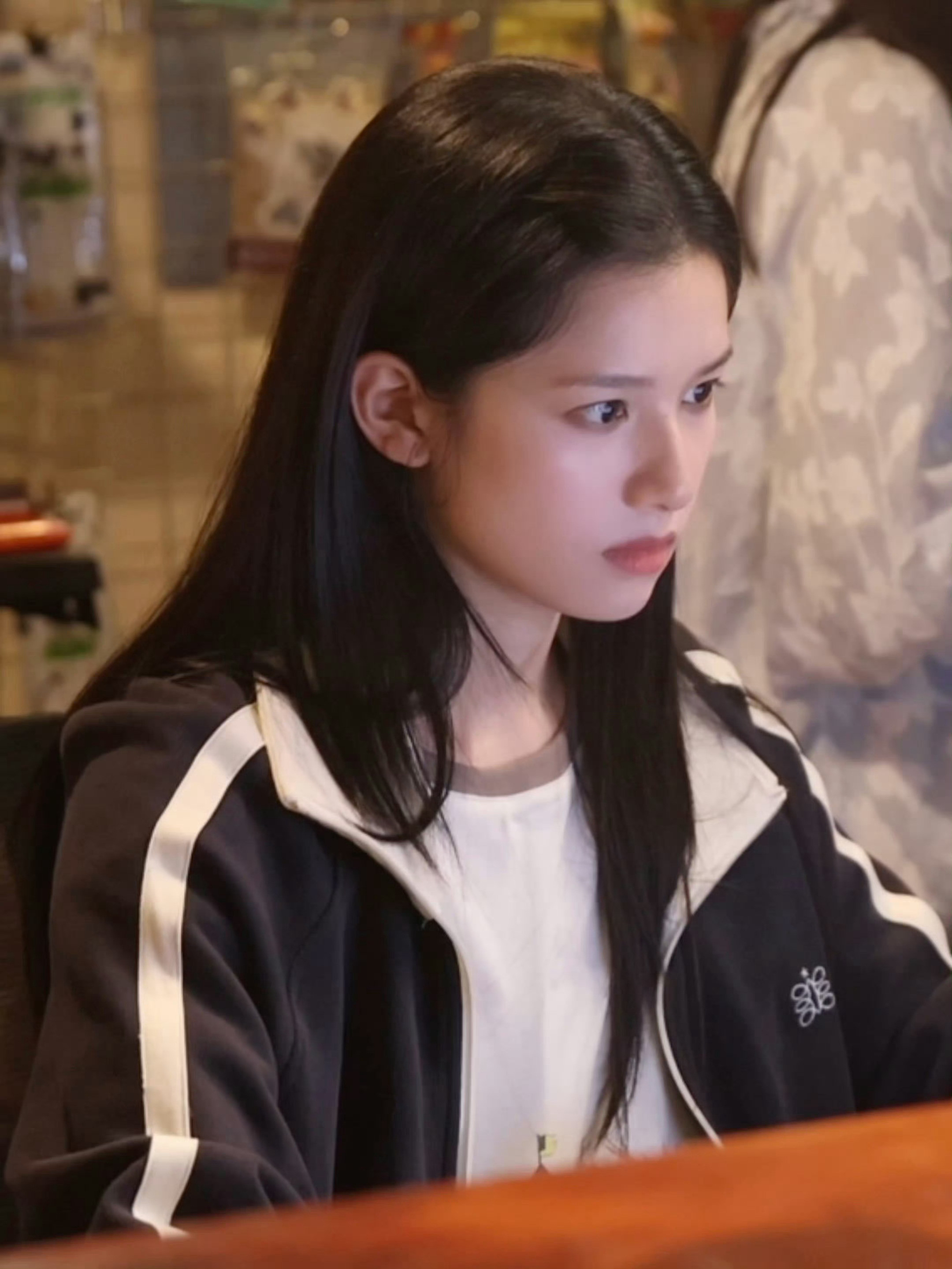 张婧仪露腰对镜拍如此美如此萌，《野狗骨头》正在热播中，一起来看呀
