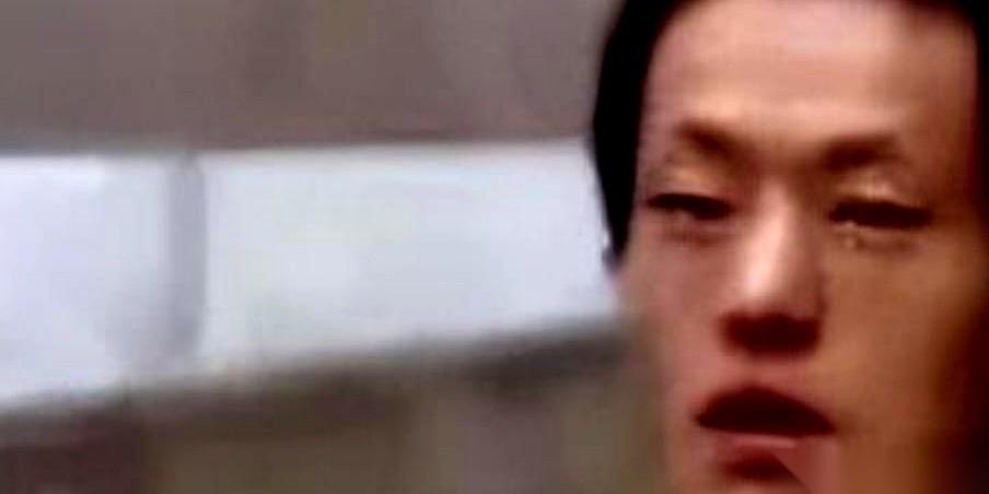 冰冷的注射床上，皮带扣紧的那一瞬间。22岁的浙大高材生，终于控制不住，崩溃地嚎