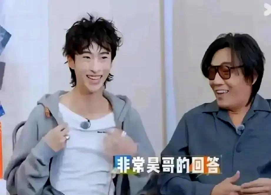 恩利在节目里搂着秦昊肩膀说“像朋友一样的爸爸”。当年伊能静带着儿子搬去上