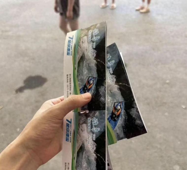 吵翻了！浙江桐庐，一女子去景区漂流时手机落水，后发现被附近一男子打捞走了，上前索